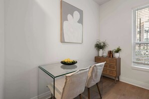 Studiolejlighed - 1 queensize-seng - køkken (Bridge Park Luxe - 29-night min) | Spiseområde