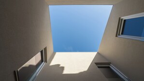 Ein Oberlicht in einem Zimmer mit Blick zum Himmel.