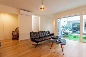 Flat-screen TV - Campanha Duplex by Porto Stories (Porto)