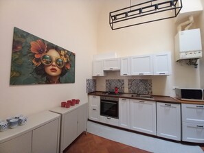 Jääkaappi, mikroaaltouuni, uuni, liesi