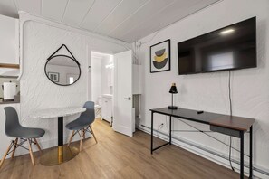 Studio Suite, 1 Queen Bed, Kitchen, Garden View (Chic City Retreat 89) | Interior