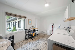 Studio Suite, 1 Queen Bed, Kitchen, Garden View (Chic City Retreat 89) | Interior