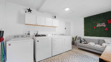Estudi en suite, 1 llit de matrimoni, cuina, vistes al jardí (Chic City Retreat 89) | Interior