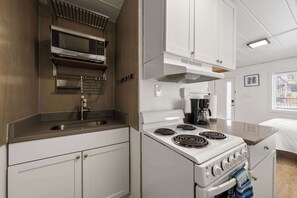 Suite estudio, 1 cama de matrimonio, cocina, vistas al jardín (Chic City Retreat 89) | Cocina privada | Frigorífico, microondas, horno y placa de cocina