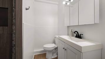 Studio Suite, 1 Queen Bed, Kitchen, Garden View (Chic City Retreat 89) | Bathroom | Shower, hair dryer, towels