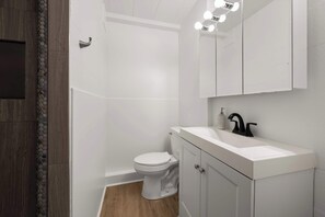 Suite estudio, 1 cama de matrimonio, cocina, vistas al jardín (Chic City Retreat 89) | Baño | Ducha, secador de pelo y toallas