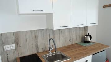 Køleskab, kogeplade, kaffe-/temaskine, elkedel