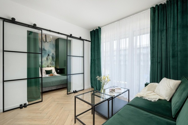 1 dormitori, planxa i posts de planxar i un bressol de viatge