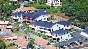 A residential area with multiple two-story houses, a street, and parked cars. - Rés. Marea Resort, Santa-Lucia-di-Moriani (Santa-Lucia-di-Moriani)