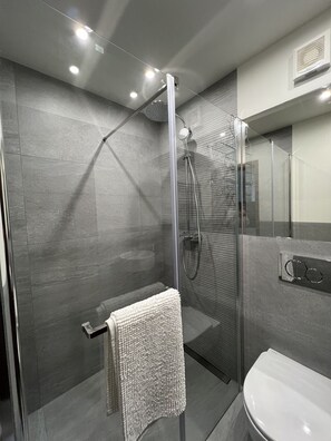 Shower, hair dryer - Orchard Villa, Lakes Bled and Bohinj (Bled)