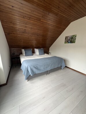 6 bedrooms, iron/ironing board, free WiFi, bed sheets