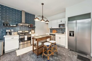 Townhome, 2 Queen Beds, Kitchen, Garden View (German Charm 1) | Private kitchen | Fridge, microwave