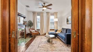 Casa de ciudad, 2 camas Queen size, cocina, vista a la ciudad (German Charm 1) | Área de sala de estar | Televisión de pantalla plana de 42 pulgadas con canales digitales