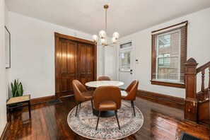 Townhome - 2 queensize-sängar - kök - utsikt mot trädgården (German Charm 1) | Restauranger