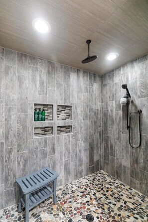Een douche, een haardroger, handdoeken, zeep