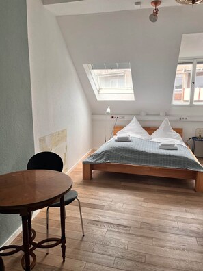 5 bedrooms, free WiFi, bed sheets