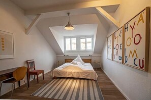 5 bedrooms, free WiFi, bed sheets
