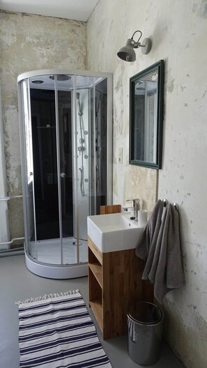 Hair dryer, toilet paper - 180sqm penthouse for up to 11 people - central (Gera)