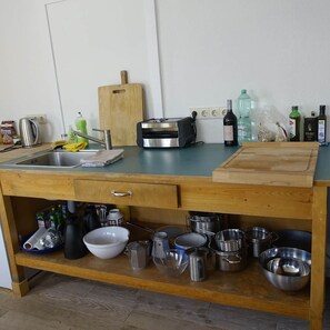 Fridge, oven, stovetop, dishwasher