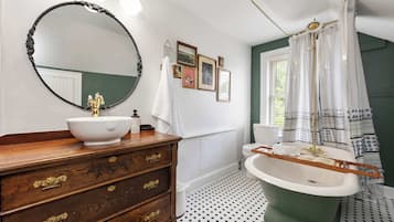 Townhouse, 2 queensize-senger, kjøkken, hageutsikt (German Charm 2) | Bad | Kombinert dusj/badekar, hårføner og håndklær