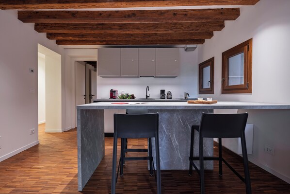 Superior Apartment | Private kitchen | Mini-fridge, dishwasher