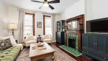 單棟房屋, 多張床, 廚房, 城市景 (German Charm Suites) | 客廳 | 42 吋平面電視連數碼電視頻道
