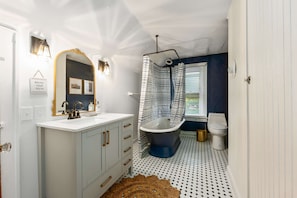 Rumah, Beberapa Tempat Tidur, dapur, pemandangan kota (German Charm Suites) | Kamar mandi | Kombinasi shower/bathtub, pengering rambut, dan handuk