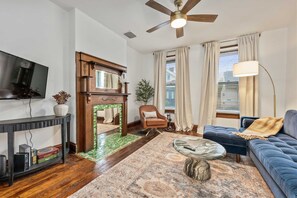 Ferienhaus, Mehrere Betten, Küche, Stadtblick (German Charm Suites) | Wohnbereich | 42-Zoll-Flachbildfernseher mit Digitalempfang