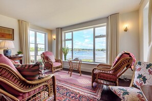 Televisie, een open haard, boeken en een stereo