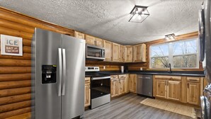 Coffee/tea maker, fridge, microwave, oven - Lake Cumberland Cedar Hideaway (Burnside)