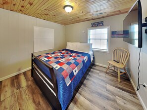 3 bedrooms, iron/ironing board, internet, bed sheets