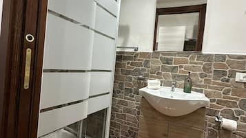 Ducha, secador de pelo, bidet, toallas