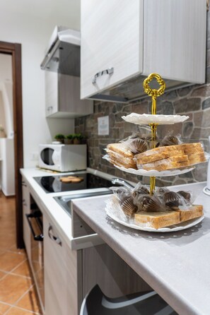 Kjøleskap, mikrobølgeovn, ovn og kokeplater