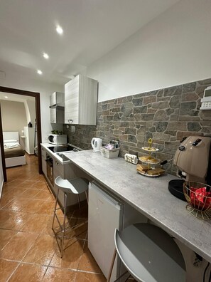 Kjøleskap, mikrobølgeovn, ovn og kokeplater