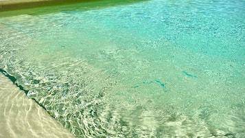 Piscine extérieure, parasols de plage