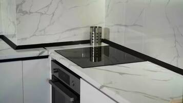 Frigorífico, microondas, horno y tostadora