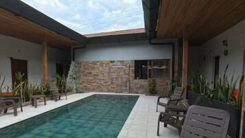 Kolam renang outdoor