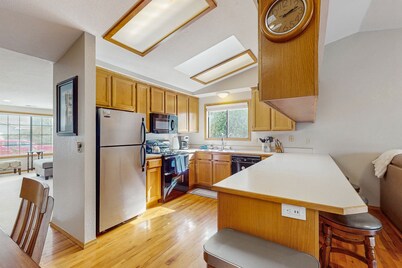 Dog-friendly home with large private yard & bbq - close to beach & hiking