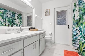 Douche, sèche-cheveux, serviettes fournies