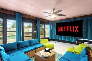 Smart TV, futbolito y tenis de mesa