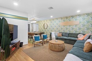 Smart TV, futbolito y tenis de mesa