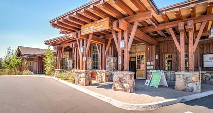 Cozy studio condo with kitchenette, deck, WiFi, & nearby activities