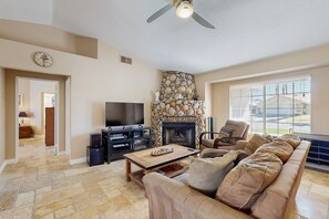 Fernseher, Kamin, DVD-Player