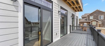 Egg Harbor: new build, indoor pool, gym