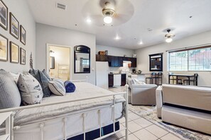 Una televisión, una chimenea