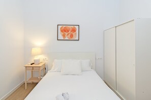 2 bedrooms, iron/ironing board, internet, bed sheets