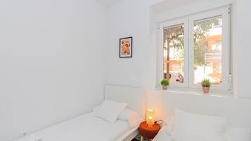 2 bedrooms, iron/ironing board, internet, bed sheets