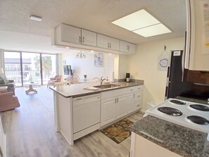 Fridge, microwave, oven, stovetop - Sea Breeze Escape - CW310 (Cape Canaveral)