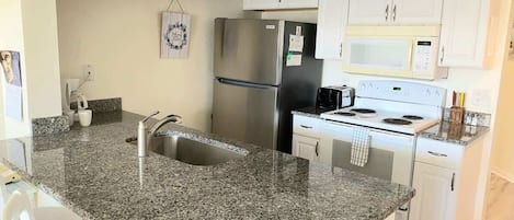 Geladeira, micro-ondas, fogão, cooktop