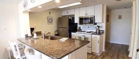 Refrigerador, microondas, horno y parrilla de estufa